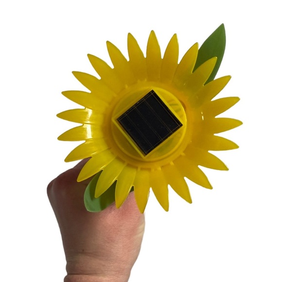 YELLOW FLOWER STAKE GARDEN SOLAR LIGHT - Picture 2 of 2